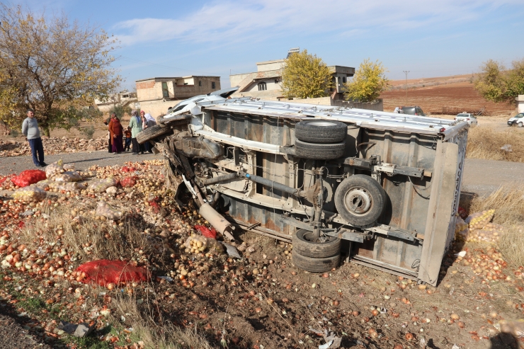 GÜNCELLEME - Şanlıurfa'da kamyonet ile hafif ticari araç çarpıştı, 4 kişi öldü, 3 kişi yaralandı