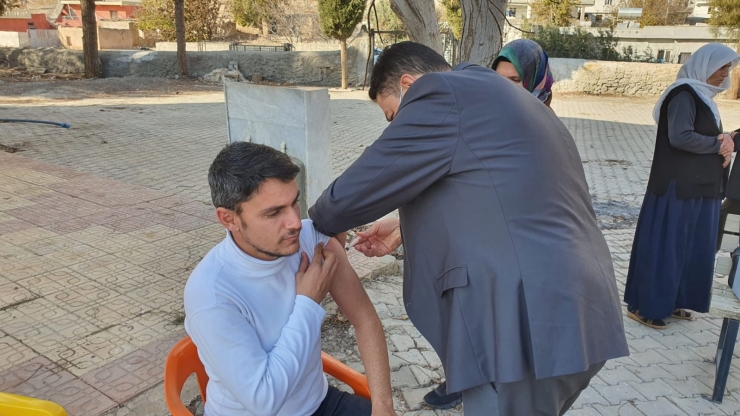 Şanlıurfa'da mobil ekiplerin kırsal mahallerdeki aşı çalışması devam ediyor