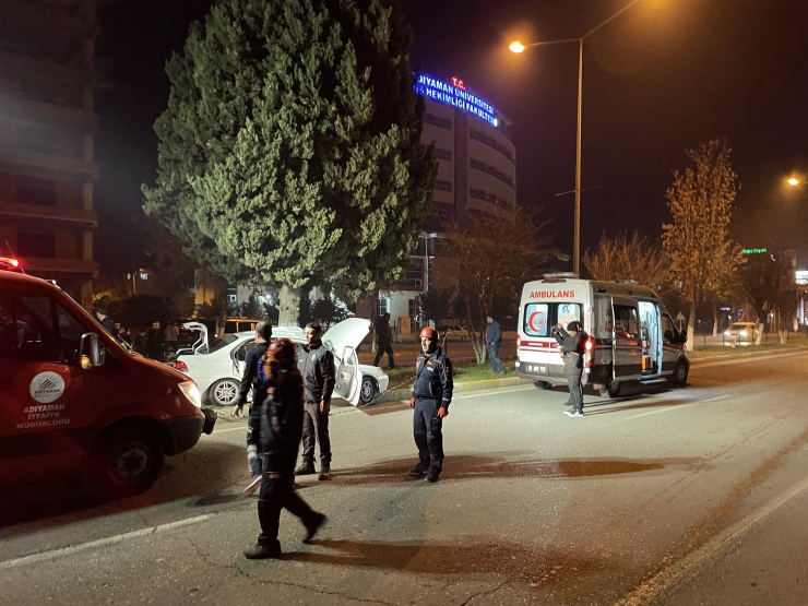 Adıyaman'da refüje çıkan otomobildeki 4 kişi yaralandı