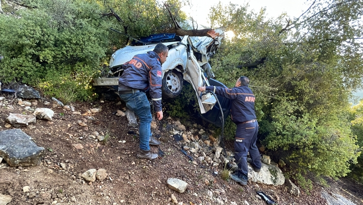 Adıyaman'da uçuruma devrilen hafif ticari aracın sürücüsü öldü