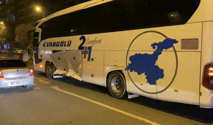 Adıyaman'da yolcu otobüsü ile otomobilin çarpıştığı kazada 3 kişi yaralandı