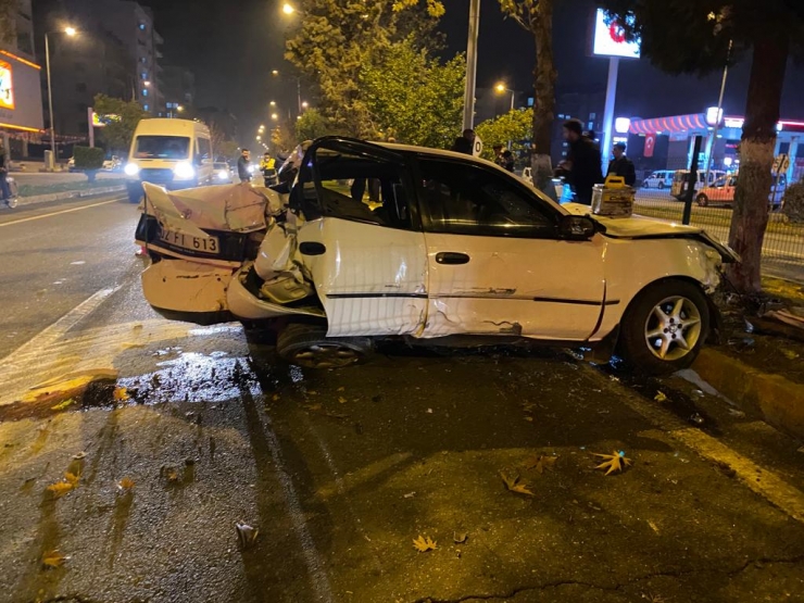 Adıyaman'da yolcu otobüsü ile otomobilin çarpıştığı kazada 3 kişi yaralandı