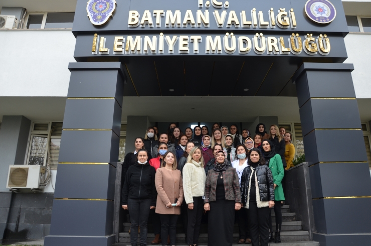 Batman'da polis eşleri, öğrencilere burs için seferber oldu