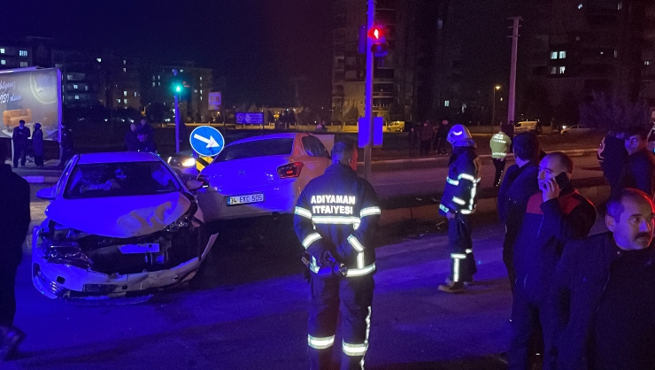 Adıyaman'da iki otomobilin çarpıştığı kazada 3 kişi yaralandı