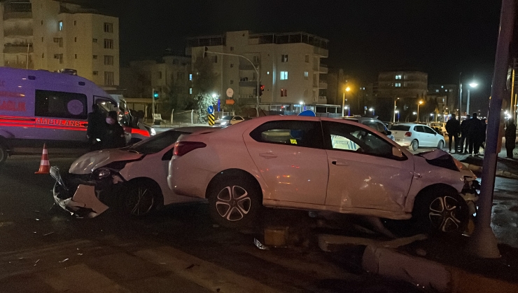 Adıyaman'da iki otomobilin çarpıştığı kazada 3 kişi yaralandı