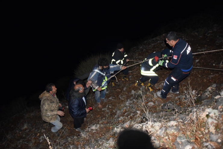 Şanlıurfa'da kayalıklarda iki gün mahsur kalan genç ekiplerin çalışmasıyla kurtarıldı