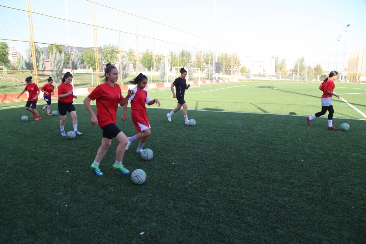 Şanlıurfa'da genç kızların futbola ilgisi artıyor