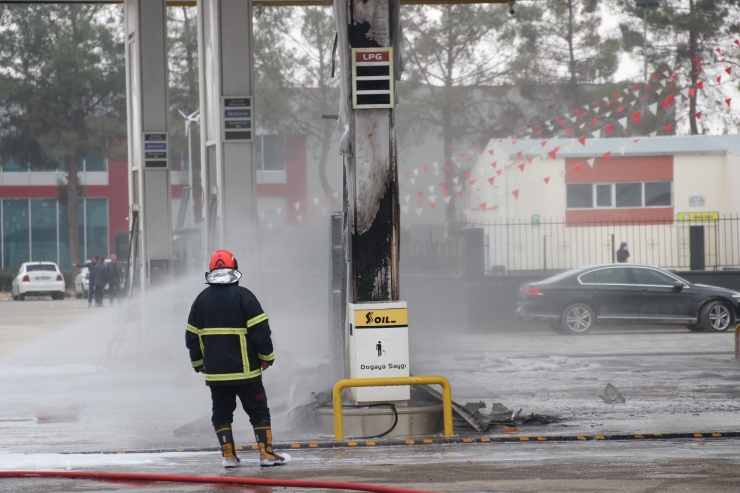Şanlıurfa'da akaryakıt istasyonunda çıkan yangın söndürüldü