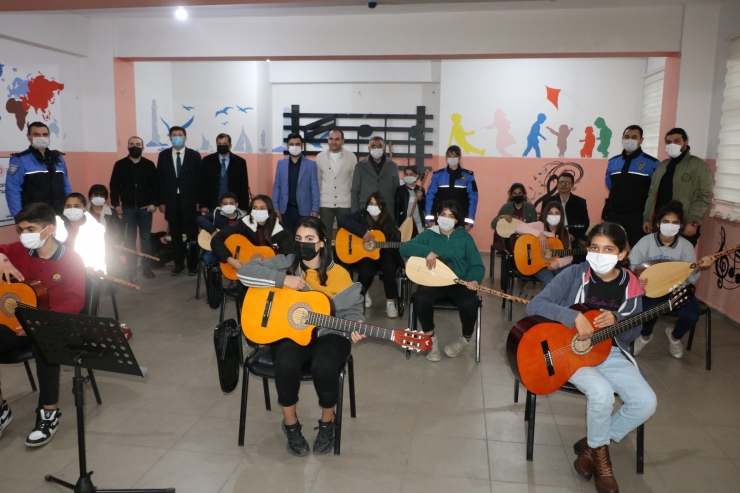 Cizre'de Emniyet Müdürlüğü öğrencilere yönelik gitar ve bağlama kursu düzenledi