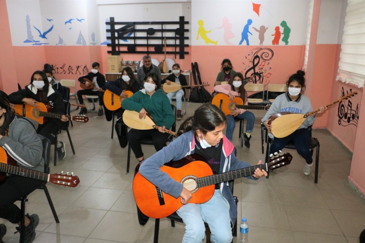 Cizre'de Emniyet Müdürlüğü öğrencilere yönelik gitar ve bağlama kursu düzenledi