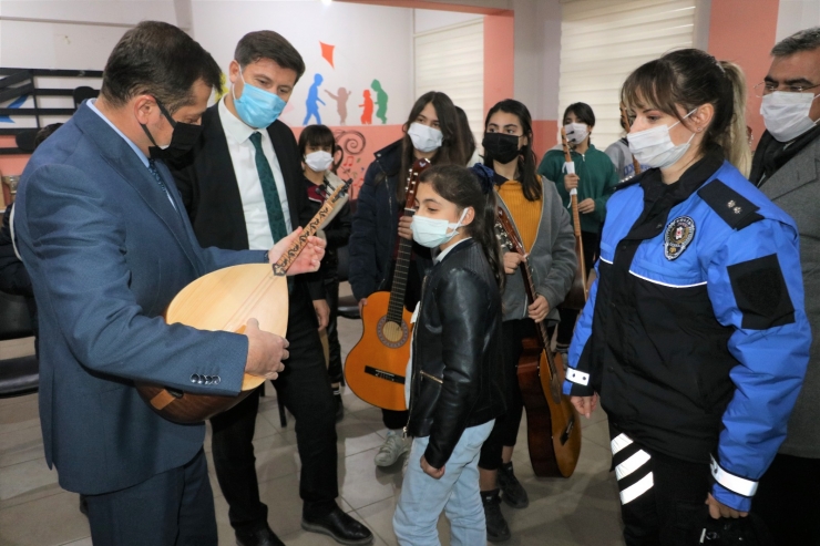 Cizre'de Emniyet Müdürlüğü öğrencilere yönelik gitar ve bağlama kursu düzenledi