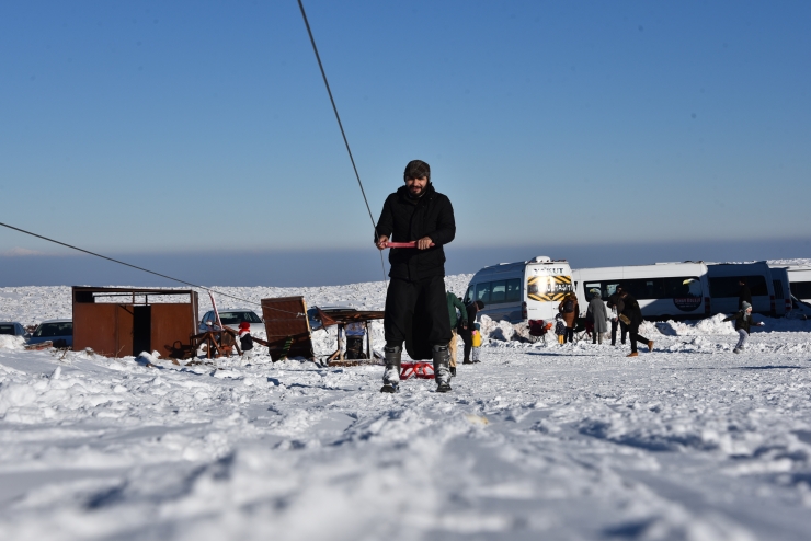 Güneydoğu'nun zirvesi Karacadağ'da kayağa yoğun ilgi