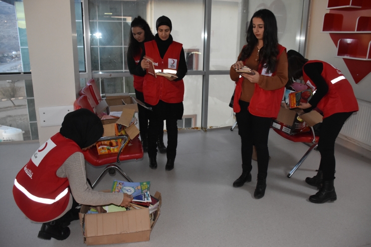 Şırnak'ta Türk Kızılayın kadın gönüllüleri hastanede kitaplık oluşturdu
