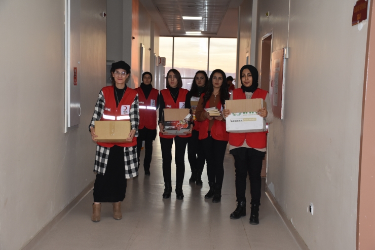 Şırnak'ta Türk Kızılayın kadın gönüllüleri hastanede kitaplık oluşturdu