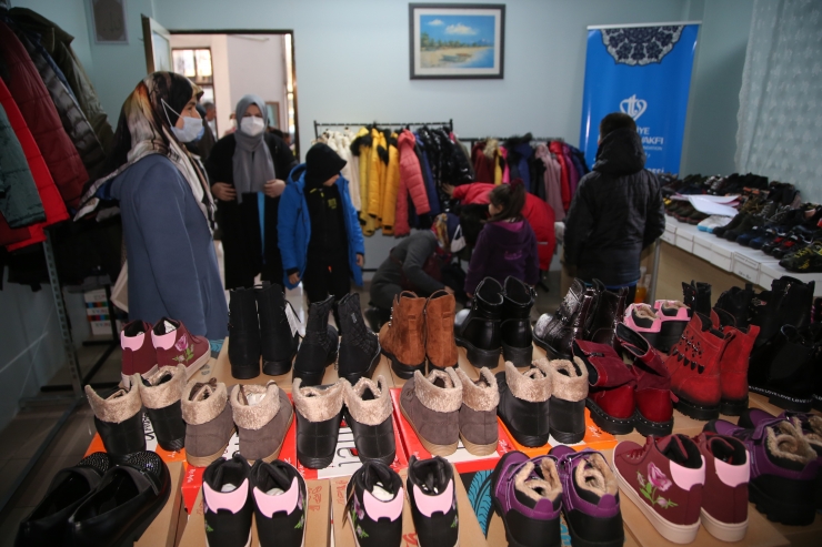 Türkiye Diyanet Vakfından Şanlıurfa'daki ihtiyaç sahiplerine giyim ve gıda yardımı