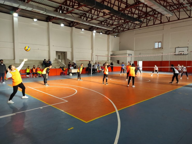 Cizre Emniyet Müdürlüğü öğrencilere yönelik voleybol turnuvası düzenledi