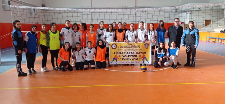 Cizre Emniyet Müdürlüğü öğrencilere yönelik voleybol turnuvası düzenledi