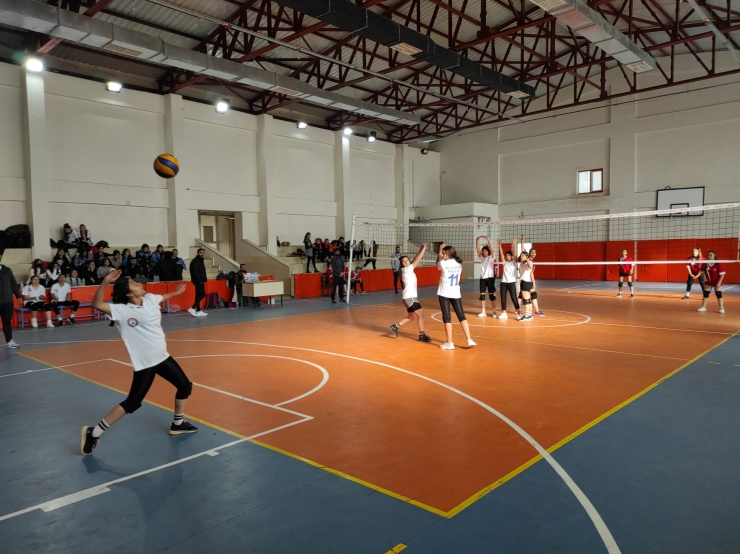 Cizre Emniyet Müdürlüğü öğrencilere yönelik voleybol turnuvası düzenledi