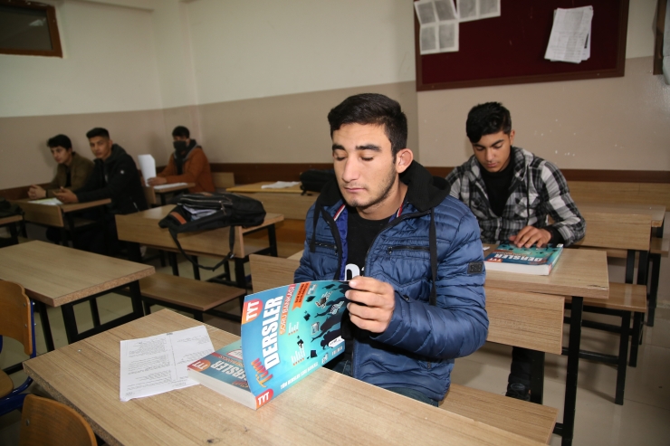 Şanlıurfa'da 13 bin 500 öğrenciye üniversite ve liselere hazırlık kaynak kitap desteği