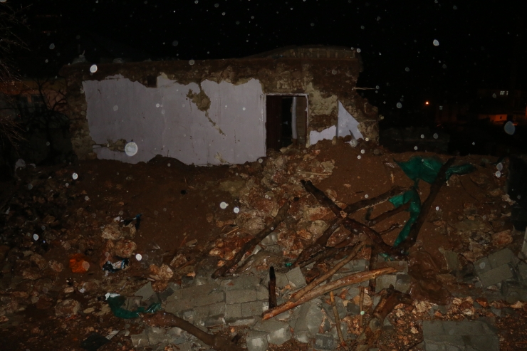 Adıyaman'da yıkım çalışmaları sırasında çöken toprak evin enkazında kalan işçi öldü