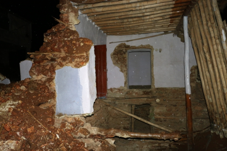 Adıyaman'da yıkım çalışmaları sırasında çöken toprak evin enkazında kalan işçi öldü