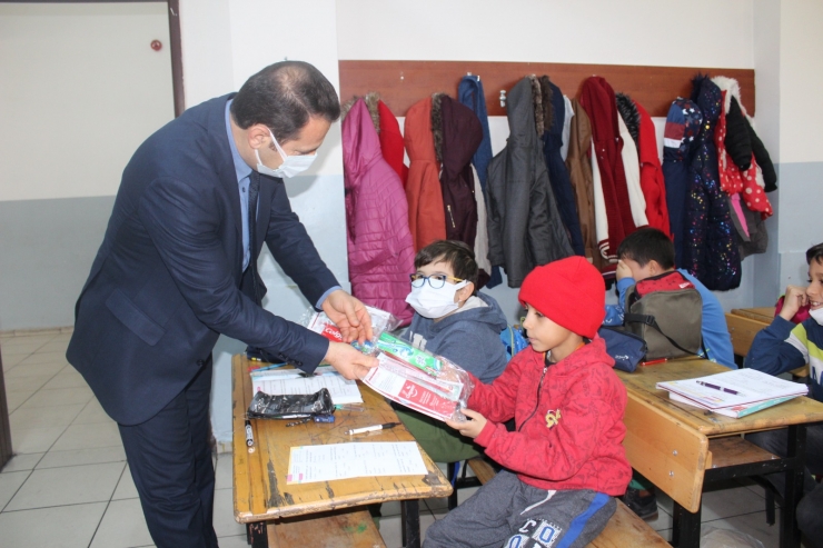 Adıyaman'da öğrencilere diş bakım seti dağıtıldı