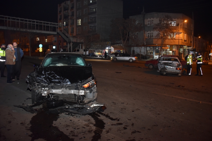 Şanlıurfa'da 3 otomobilin çarpıştığı kazada 4 kişi yaralandı