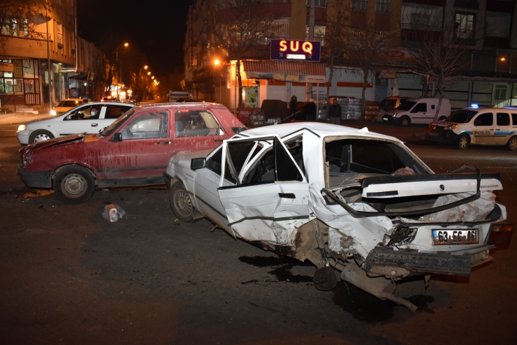 Şanlıurfa'da 3 otomobilin çarpıştığı kazada 4 kişi yaralandı