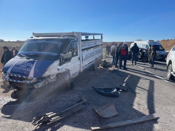 Şanlıurfa'da üç aracın karıştığı kazada 3 kişi yaralandı