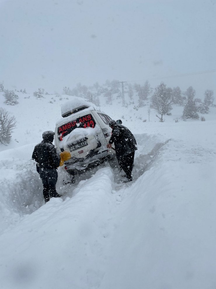 Adıyaman'da yolu kapanan kırsal mahalledeki hastaya paletli ambulansla ulaşıldı