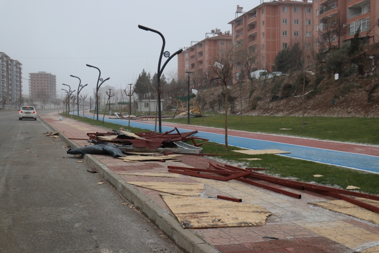 Batman'da şiddetli rüzgarda çatı uçtu, otobüs durağı ve tabelalar devrildi