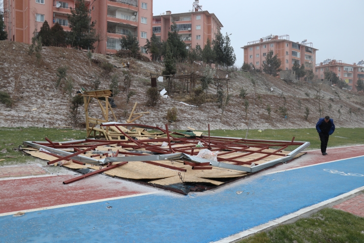 Batman'da şiddetli rüzgarda çatı uçtu, otobüs durağı ve tabelalar devrildi