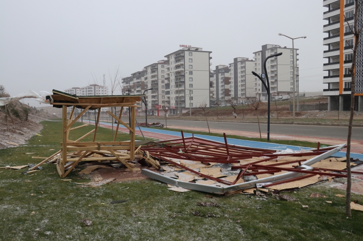 Batman'da şiddetli rüzgarda çatı uçtu, otobüs durağı ve tabelalar devrildi