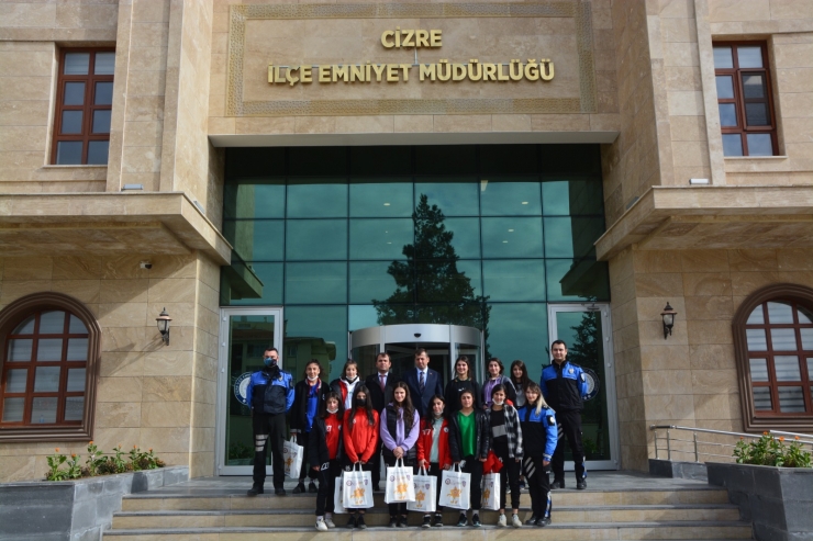 Cizre Emniyet Müdürü Öztürk'ü voleybol takımı ziyaret etti