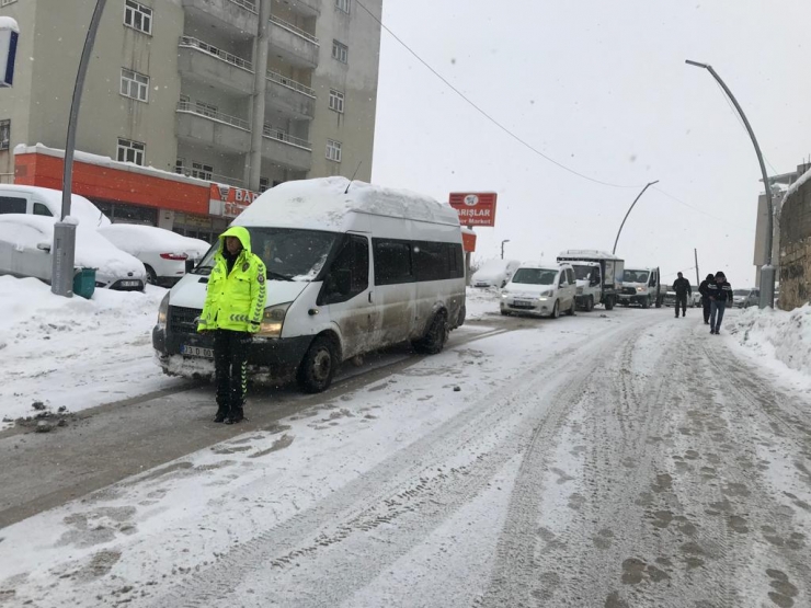 Şırnak'ta kar nedeniyle yolda mahsur kalan 43 kişi kurtarıldı