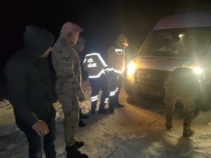 Şanlıurfa'da kar nedeniyle yolda kalan 2 ambulans kurtarıldı