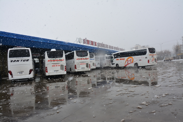 Şanlıurfa'da yolun açılmasını bekleyen otobüs yolcularına kumanya dağıtıldı
