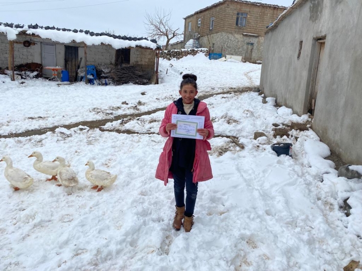 Kozluk'ta kardan okula gidemeyen öğrencilerin karneleri evlerine götürüldü