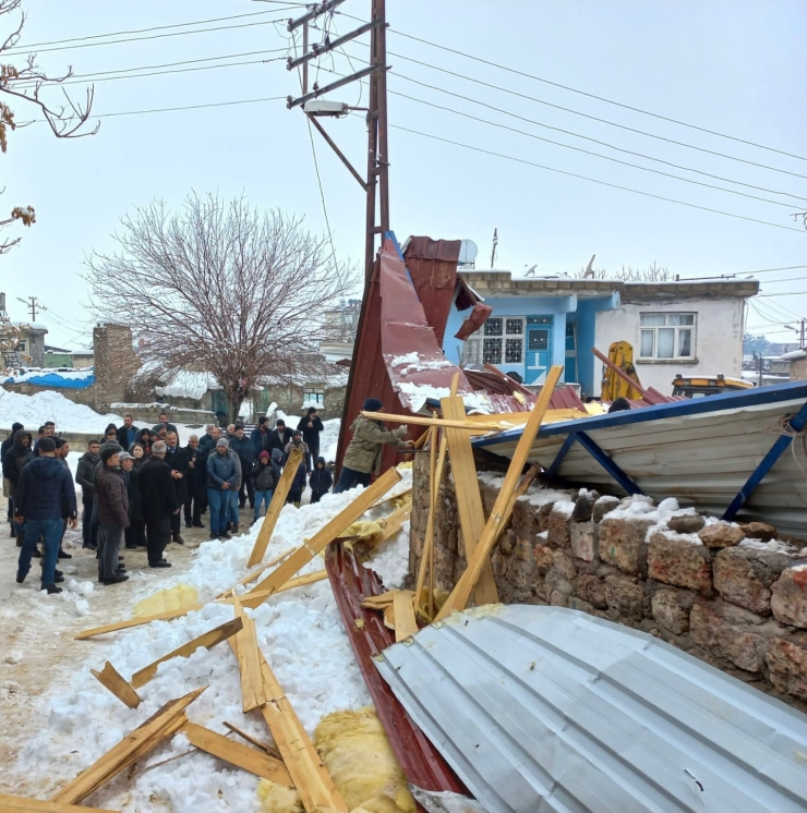 Kar nedeniyle çöken çatının altında kalan baba ve kızı yaralandı
