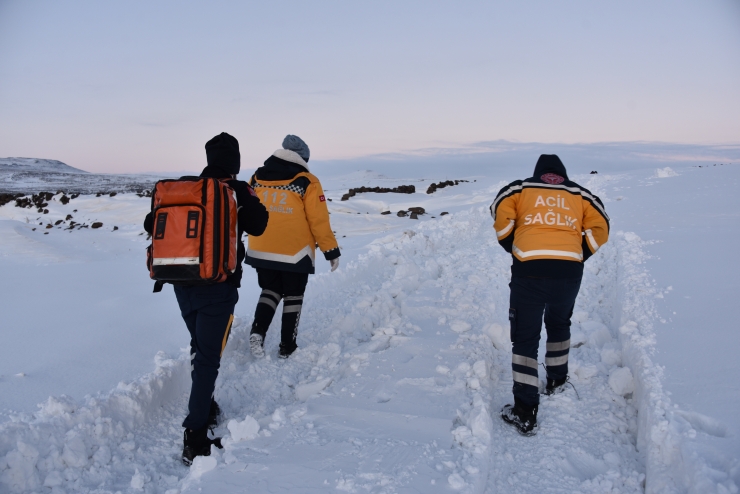Şanlıurfa'da kar nedeniyle evinden çıkamayan hastaya sağlık çalışanları ulaştı