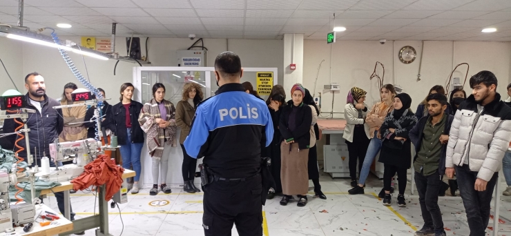 Cizre'de polis ekipleri kadınları KADES ile ilgili bilgilendirdi