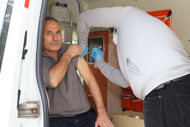Şanlıurfa'da mobil ekipler, Balıklıgöl Yerleşkesi'nde Kovid-19 aşısı yapıyor