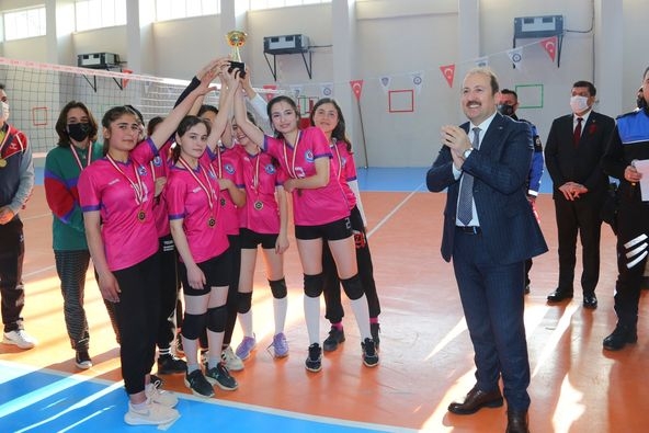 Vali Pehlivan, voleybol turnuvasının final maçını izledi