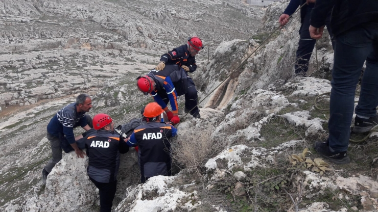 Adıyaman'da kayalıklarda mahsur kalan kişiyi AFAD ekipleri kurtardı