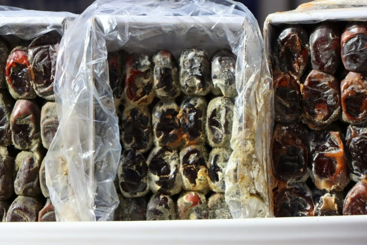 Şanlıurfa'da satışa sunulan yarım ton küflenmiş hurmaya el konuldu