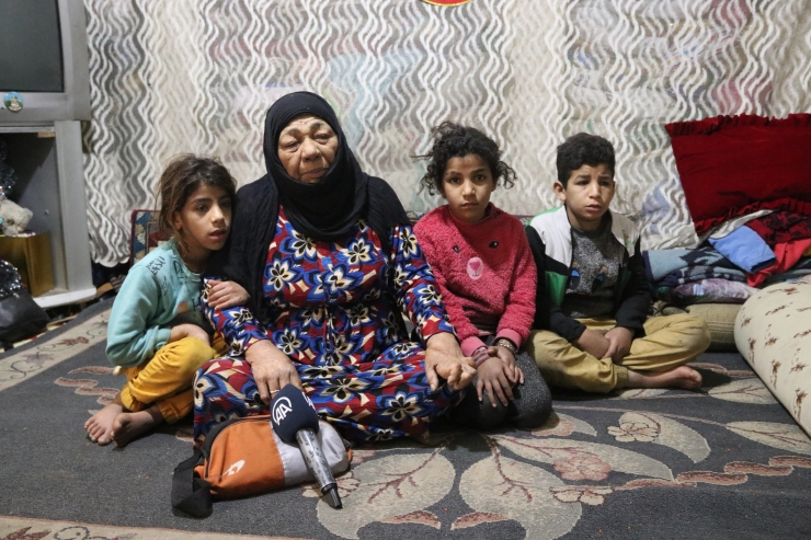 Suriyeli kadın 4 torununa hem annelik hem babalık yapıyor