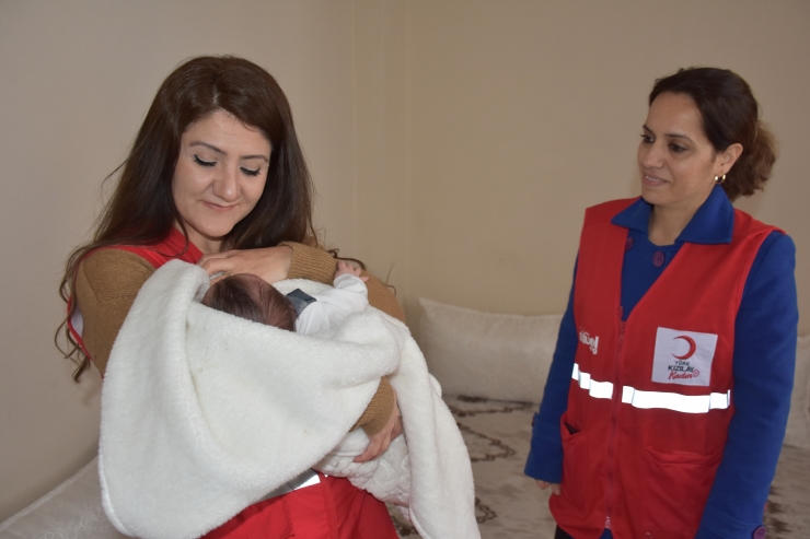 Türk Kızılay'dan yeni doğan bebeklere 