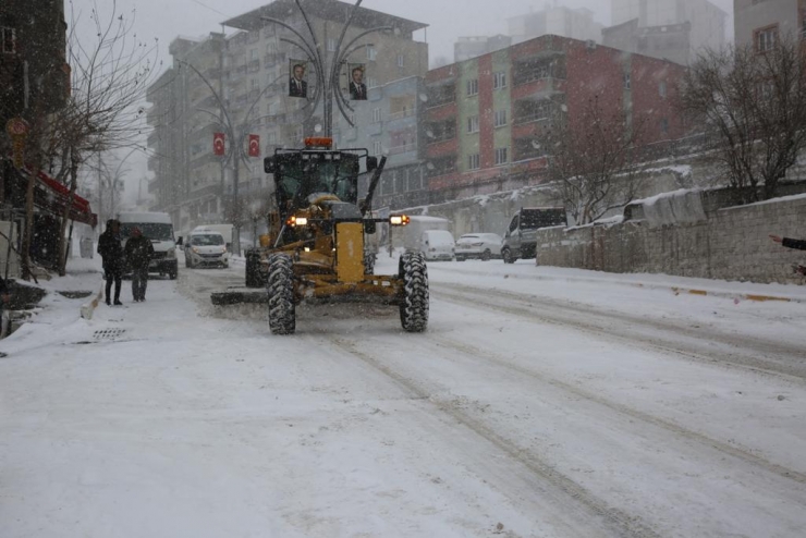 Şırnak'ta kar nedeniyle 5 yerleşim yerine ulaşım sağlanamıyor