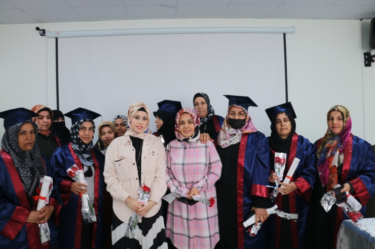 Faslı kadın, Kadınlar Günü'nde Türkçe okur-yazarlığı sertifikası aldı