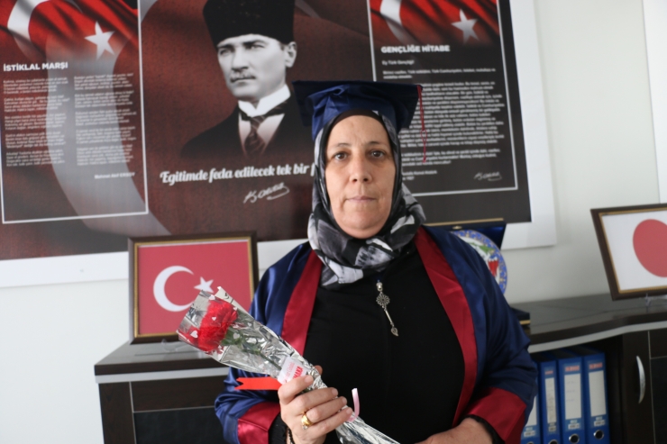 Faslı kadın, Kadınlar Günü'nde Türkçe okur-yazarlığı sertifikası aldı